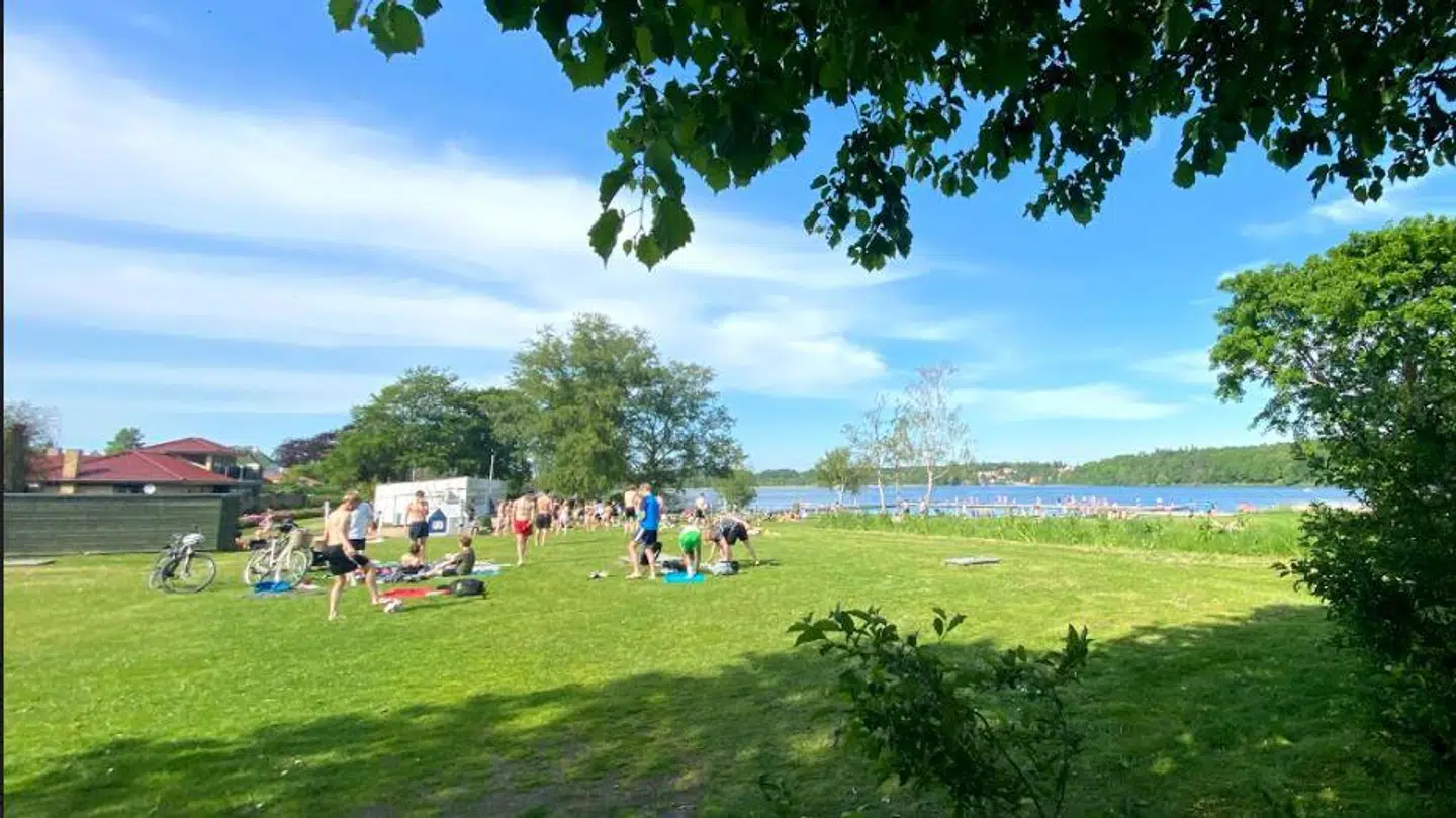 Flere hundrede unge mennesker samles til fest, druk og høj musik ved Nørresøbadet om sommeren. Til irritation for naboerne.