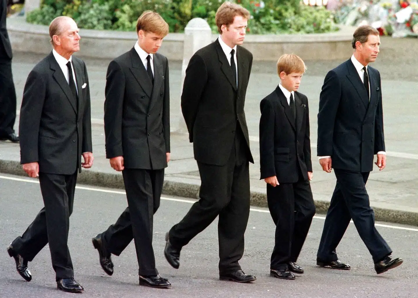 Fra venstre den nu afdøde prins Philip, prins William, Lady Dianas bror Earl Spencer, prins Harry og prins Charles gående efter Dianas kiste på vej til Westminster Abbey i London i 1997.