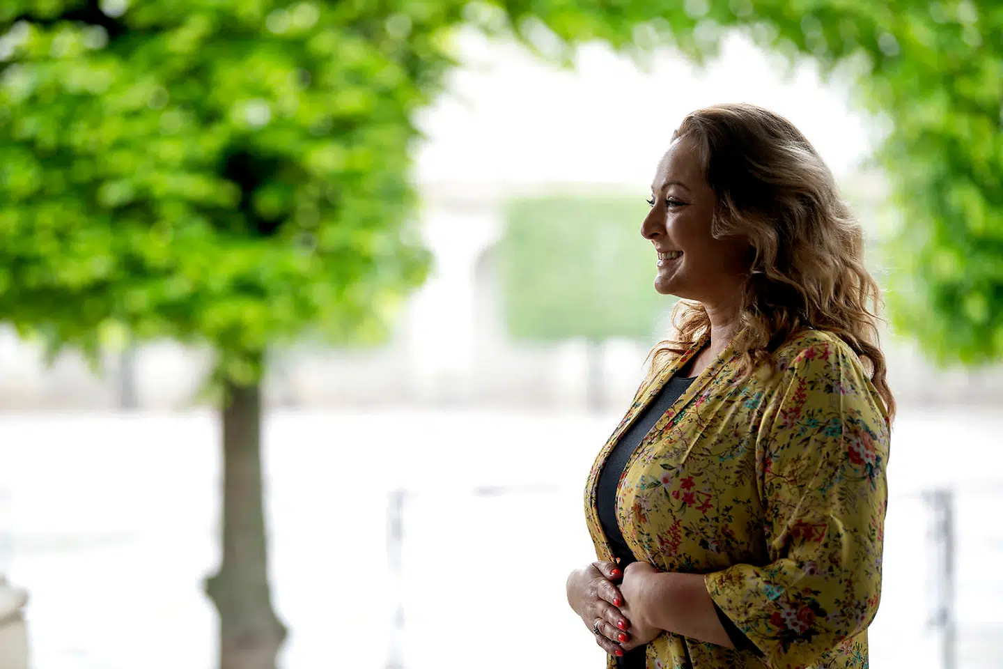 Stéphanie Surrugue, der betegner sig selv som et »udpræget familiemenneske«, ville blandt andet hjem for at være tættere på sin mor.