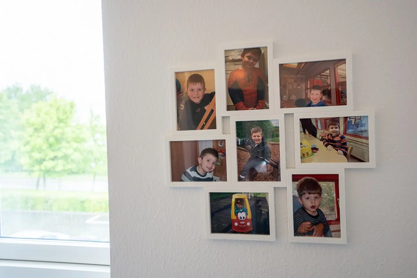 Billeder af Semras dreng Cemal, der i dag er fyldt ni år. (Foto: Byrd/ Kasper Løjtved)