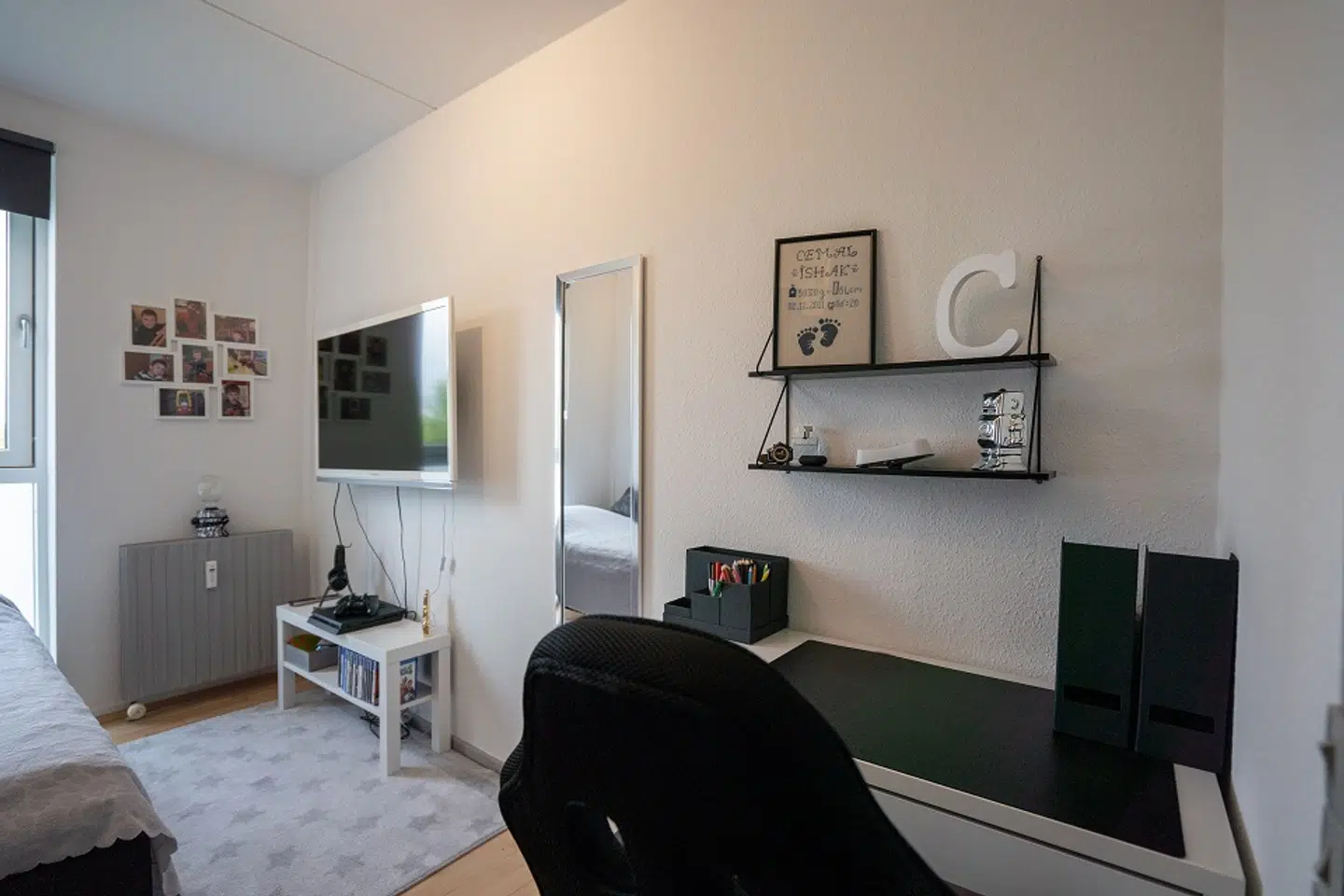 Semra har indrettet et værelse, så det står klar til Cemal, hvis han nogensinde kommer hjem til hende og hans lillesøster i hjemmet i Frederikssund. (Foto: Byrd/Kasper Løjtved)