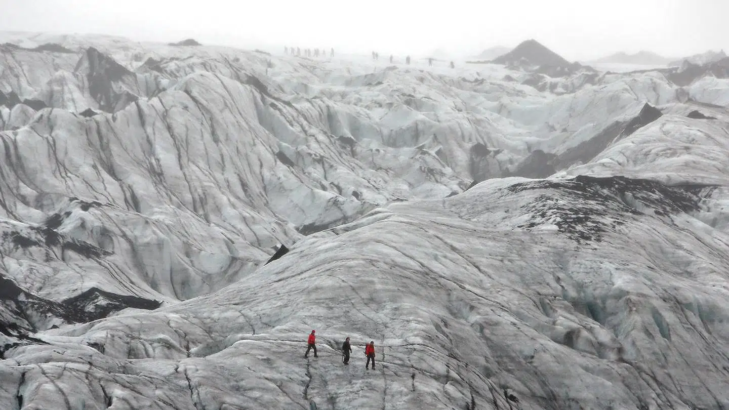 Turister på Solheimajökull-gletsjeren, hvor man i 2015 kunne påvise, at den havde trukket sig over en kilometer tilbage siden 1931 (arkivfoto).