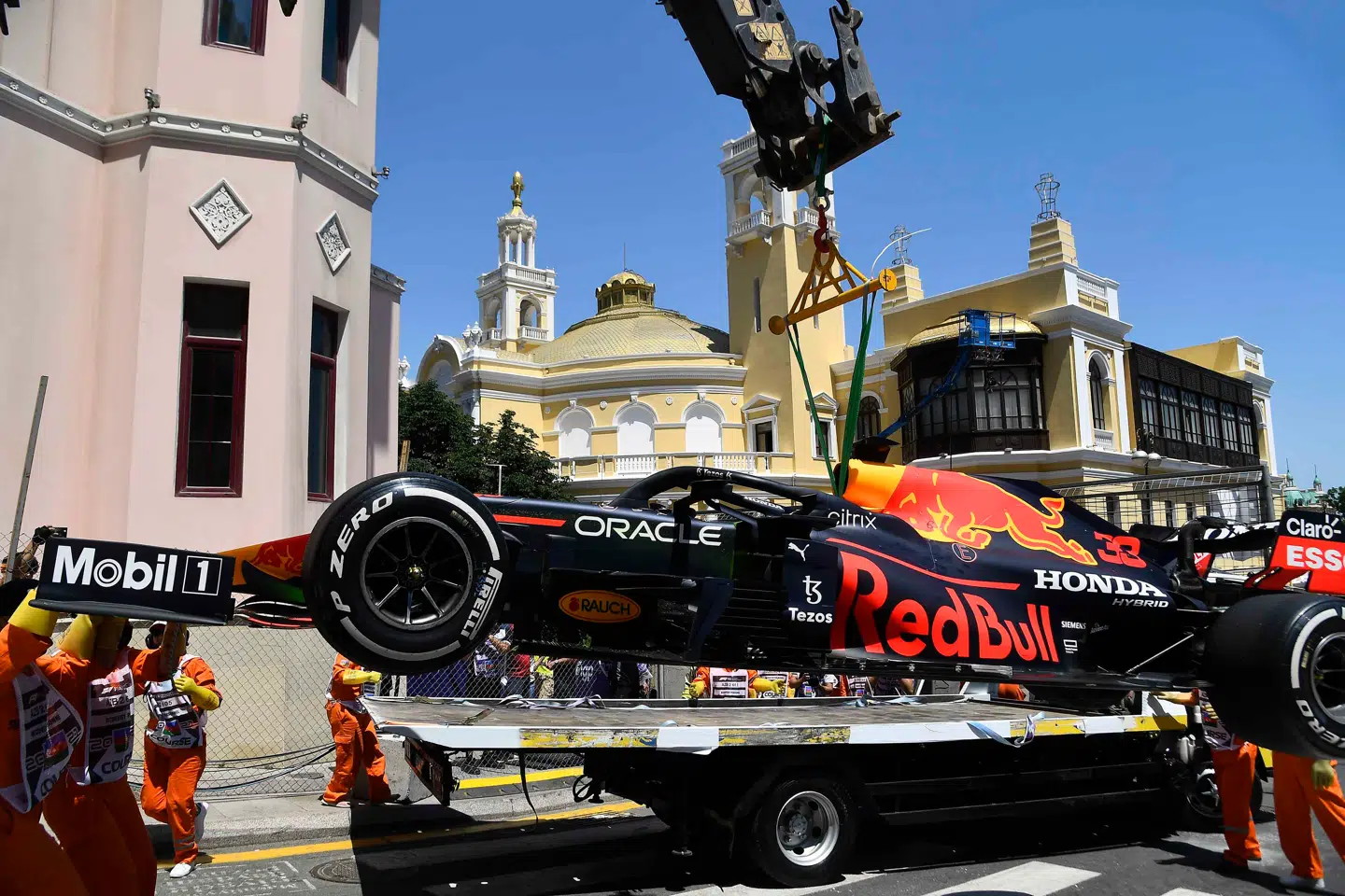 Max Verstappen, der fører VM, var en af mange kørere, der ramte barrieren under træning og kvalifikation i Baku.