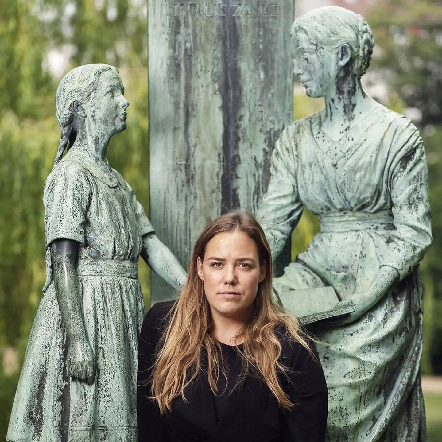 Gry Jexen foran statuen af Natalie Zahle, som som var forkæmper for kvinders ret til uddannelse. Nathalie Zahle er den første kvinde i Danmark, som har fået rejst en statue i kraft af sit virke og ikke en titel. Statuen står i Ørstedsparken.
