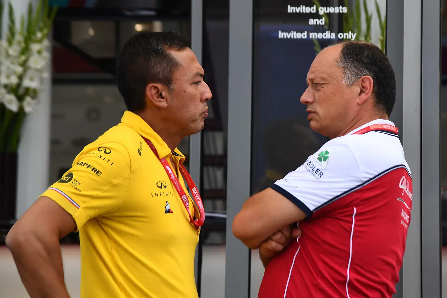 Mia Sharizman har ingen kommentarer til rygterne om et samarbejde med Alfa Romeo/Sauber, hvor Fred Vasseur (th.) er chef.