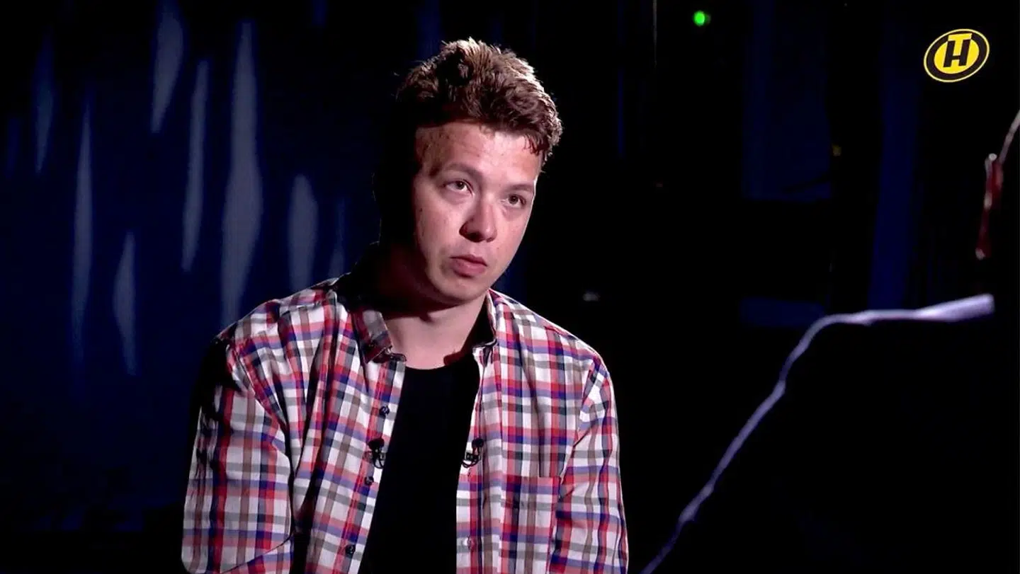 Roman Protasevich pænt klædt på under et interview på hviderussisk stats-tv.