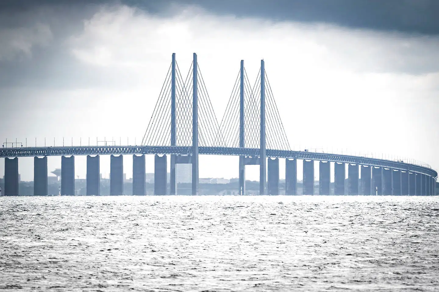 Øresundsbroen. Danske eksperter er helt uenige med svenske Anders Tegnell om på hvilken side af Øresund man nemmest bliver smittet med corona.
