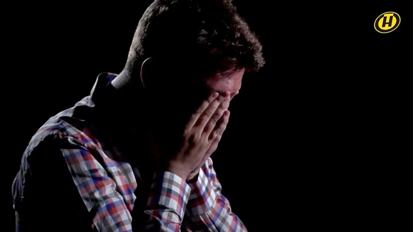 Roman Protasevich brød grædende sammen kort inde i et tv-interview, der blev sendt torsdag aften i Hviderusland.