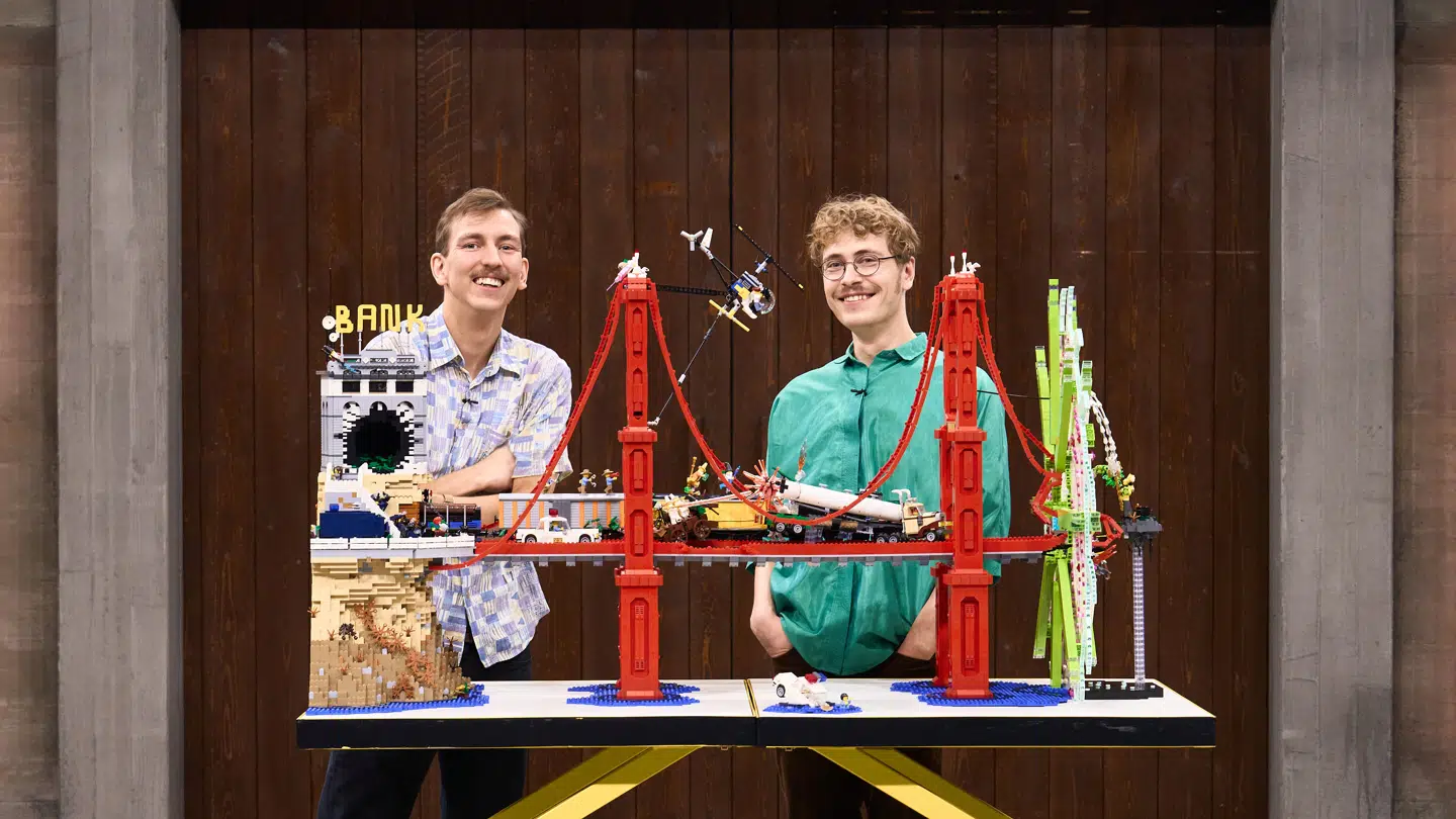 Magnus og Frederik med deres legoværk, der sikrede dem titlen som vindere af 'LEGO Masters'.