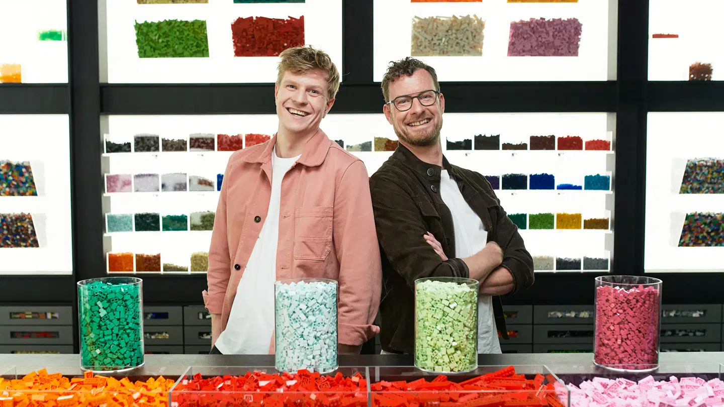 Værten på 'LEGO Masters' er komiker Victor Lander, mens dommeren er Søren Dyrhøj, der er senior designer i LEGO. Han har siden 1997 stået bag nogle af de mest ikoniske modeller indenfor Star Wars, Harry Potter og Ninjago-sættene.