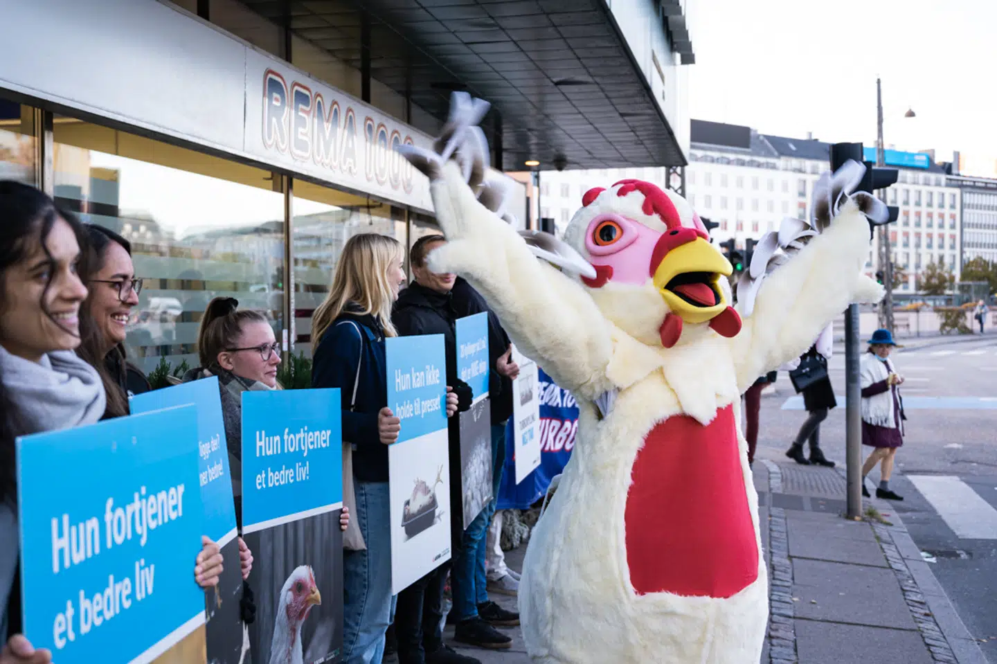 Anima demonstrerede foran flere Rema 1000-butikker i efteråret 2020.