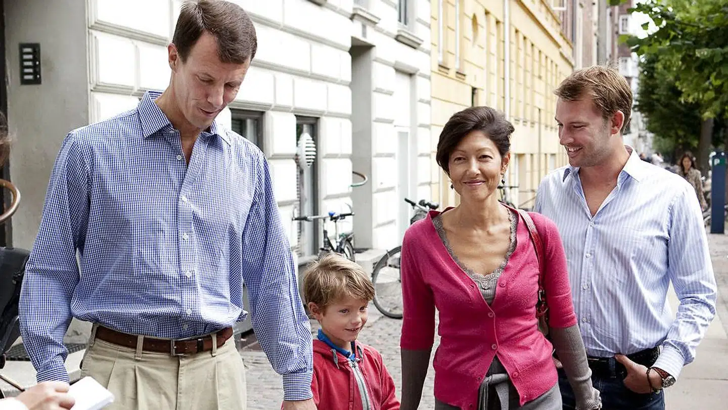 Grevinde Alexandra og prins Joachim viste sig som en moderne skilsmissefamilie. Her er det prins Felix første skoledag, og både prins Joachim og grevindens nye mand, Martin Jørgensen var med.
