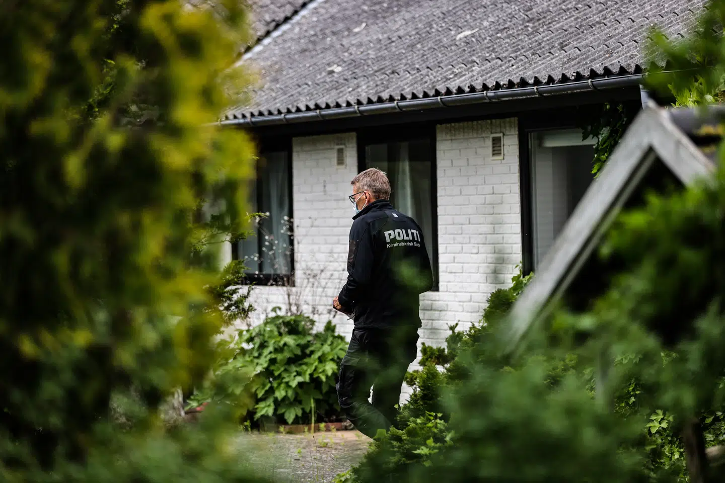 En spade og en børneskovl blev taget med til nærmere undersøgelse ved politiets seneste ransagning af ejendommen i Frederikssund, hvor præsten og hans kone boede.