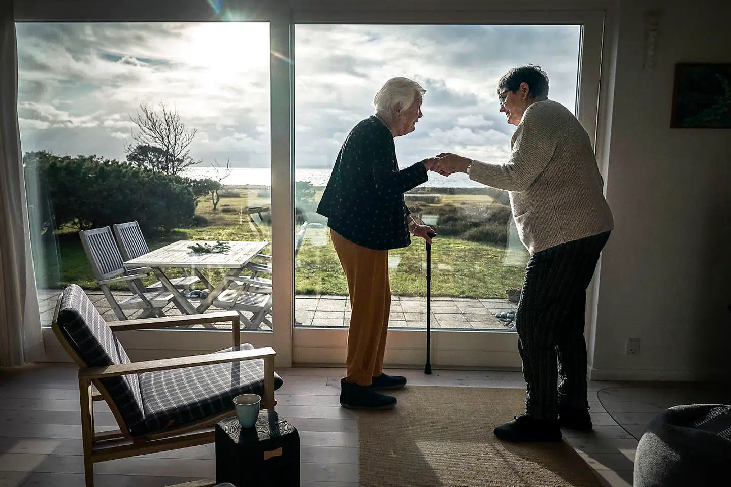 At sundhedsministeriet med den ene hånd droppede planerne om lyntest på plejehjem og samtidig sendte testbiler ud for at beskytte ministre og deres ansatte, møder kritik fra flere sider.