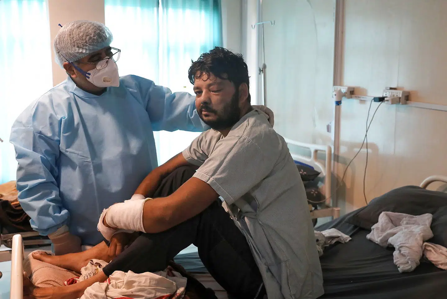 Lægen Brajpal Singh Tyagi tilser en patient, som formentlig er inficeret med 'den sorte svamp' på et hospital i den indiske by Ghaziabad.
