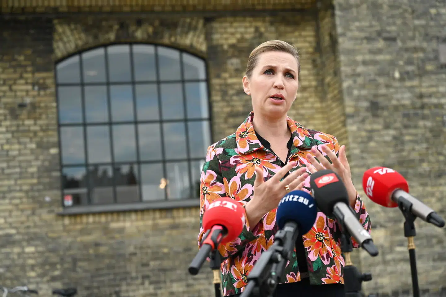 Statsminister Mette Frederiksen bliver vaccineret imod covid-19 i Øksnehallen i København, fredag den 4. juni 2021.
