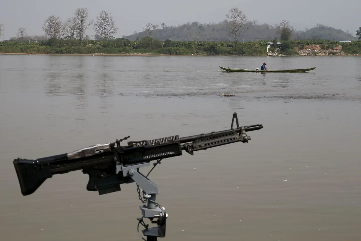 De holdfer øje med trafikken på Mekong fra den thailandske side af floden.