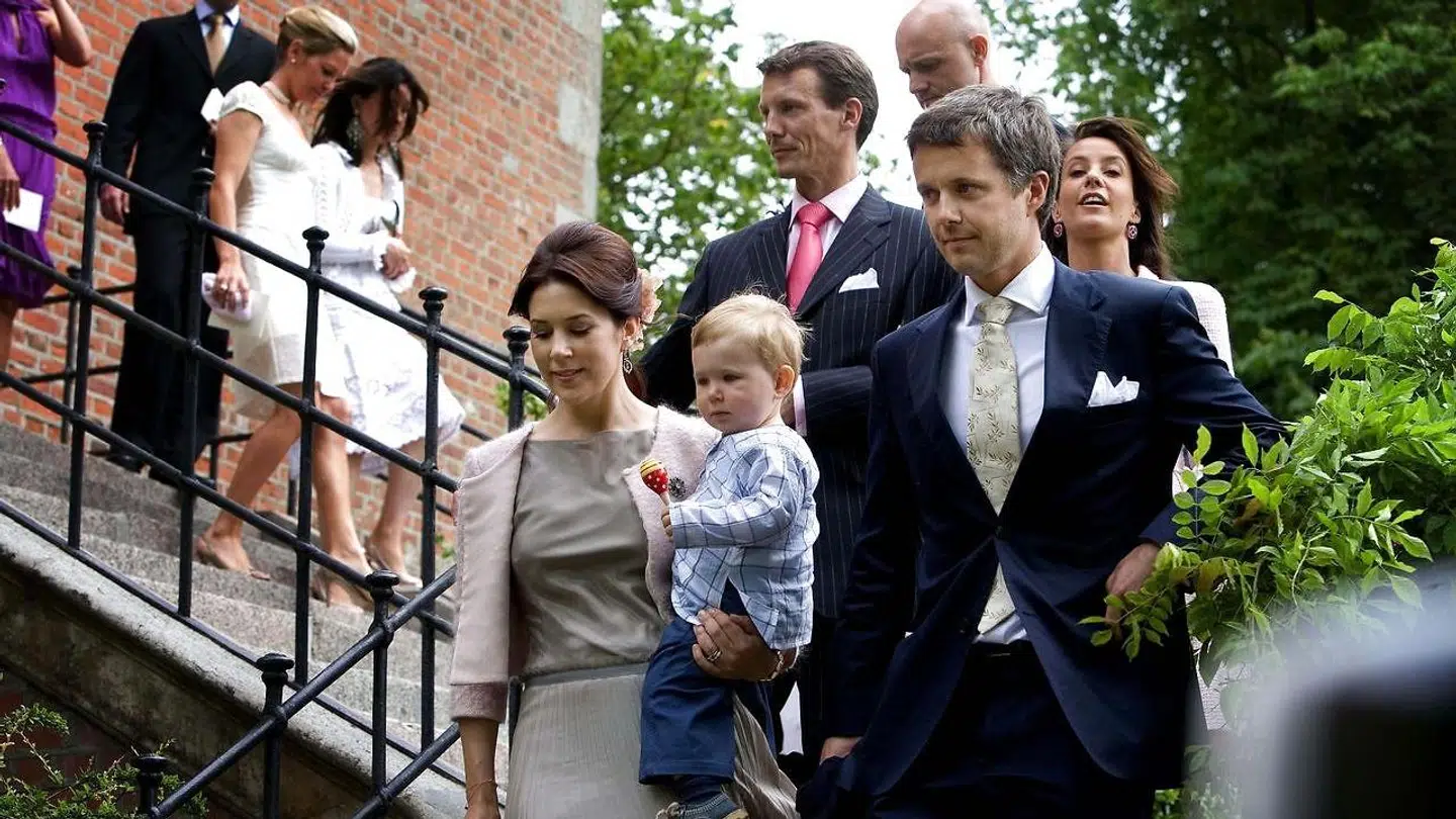 Da Caroline Fleming og hendes mand, Rory Fleming, holdt barnedåb på Valdemars Slot, var der et stort royalt fremmøde. Her ses Kronprinsparret med lille prins Christian.