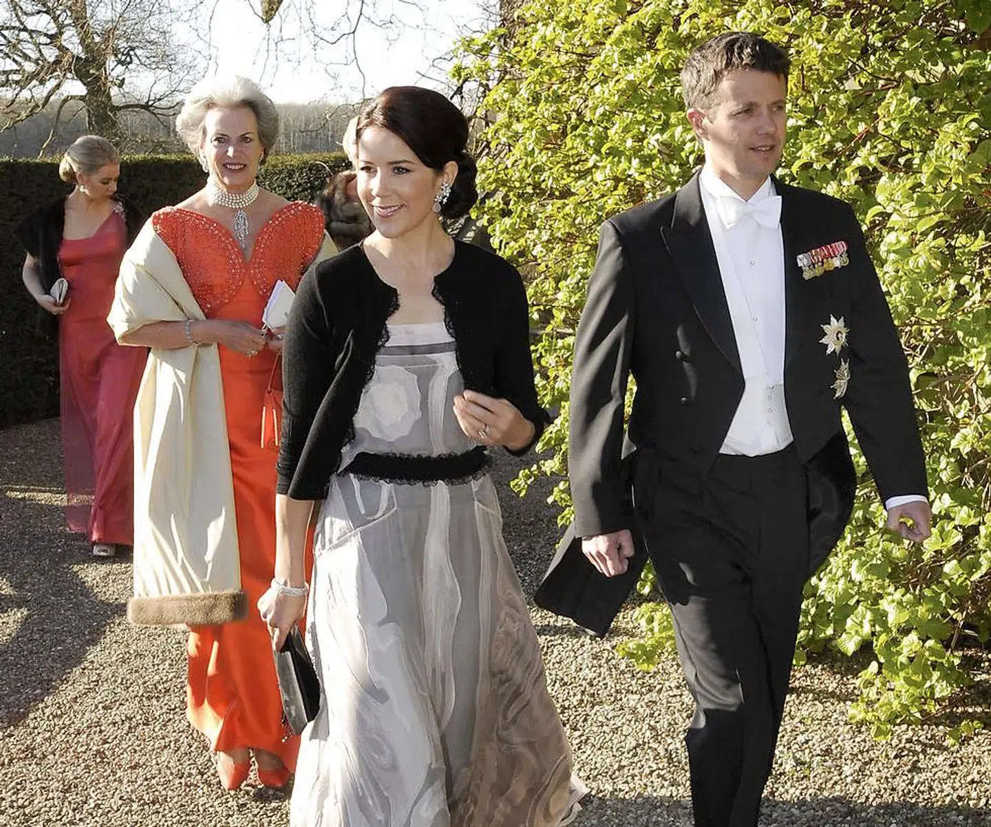 Frederik, Mary og prinsesse Benedikte havde også taget turen til Tåsinge, da Louise Iuel-Brockdorff blev gift i 2008.