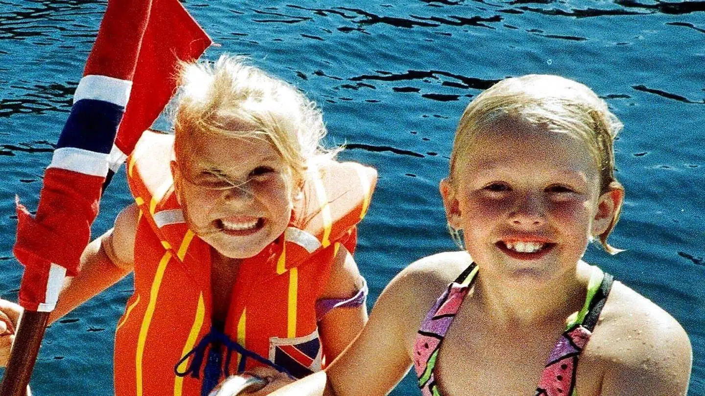 Stine Sofie Sørstrøen (t.v.) og Lena Sløgedal Paulsen blev begge voldtaget og dræbt i år 2000 i Kristiansand i det sydlige Norge. To unge mænd blev idømt henholdsvis 19 års fængsel og 21 års forvaring. Nu bliver sagen genoptaget for den ene af mændene, som hele tiden har hævdet, han er blevet udsat for justitsmord.