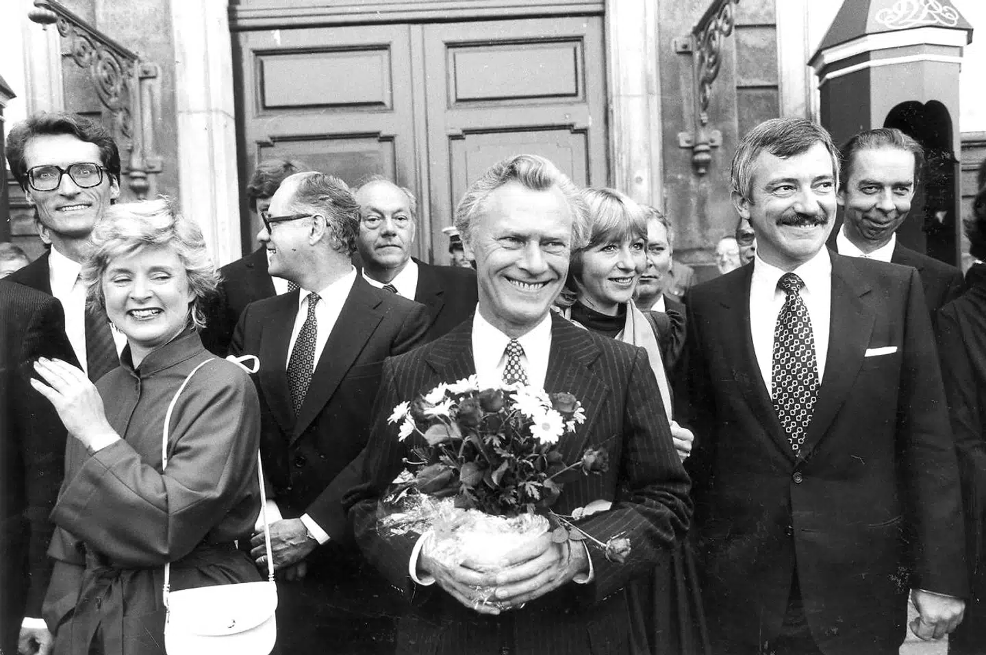 En glad nyudnævnt konservativ statsminister Poul Schlüter kommer ud fra audiens hos droninngen med sin fireparti-regering i september 1982.