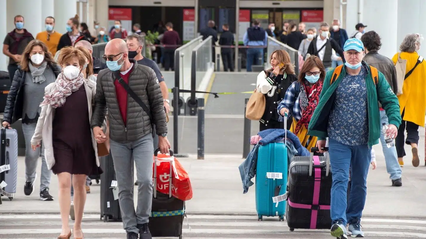 Boardingpass, pakkede kufferter og glade turister kan igen ses i lufthavnen.
