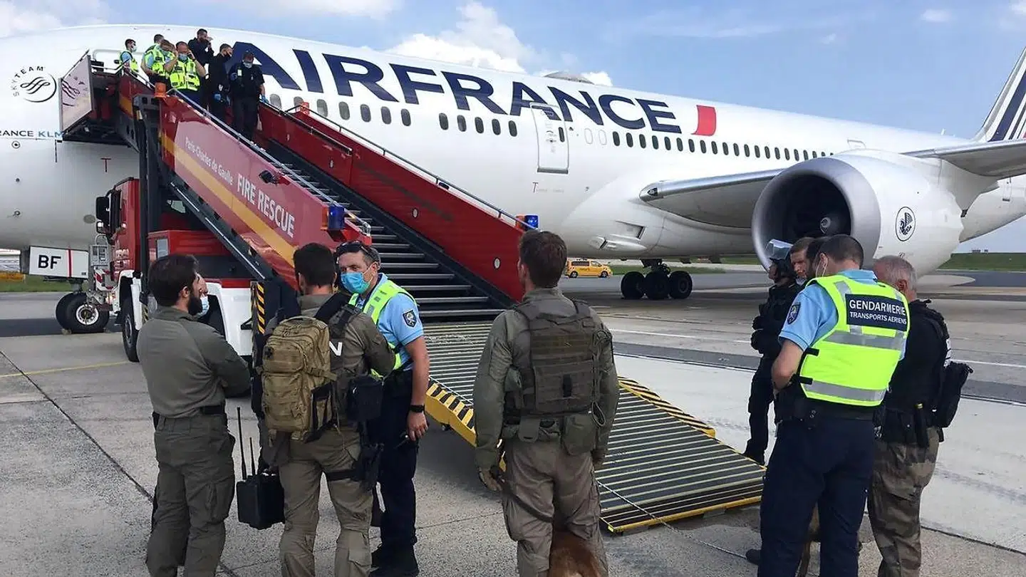 Det franske Gendarmerie Nationale foran det fly, som har modtaget en bombetrussel i Charles de Gaulle-lufthavnen i Paris.