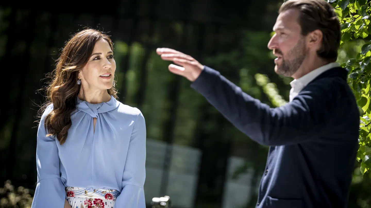 Kronprinsesse Mary lytter til arkitekt Rasmus Astrup under besøg i en af de grønne gårde under indvielsen.