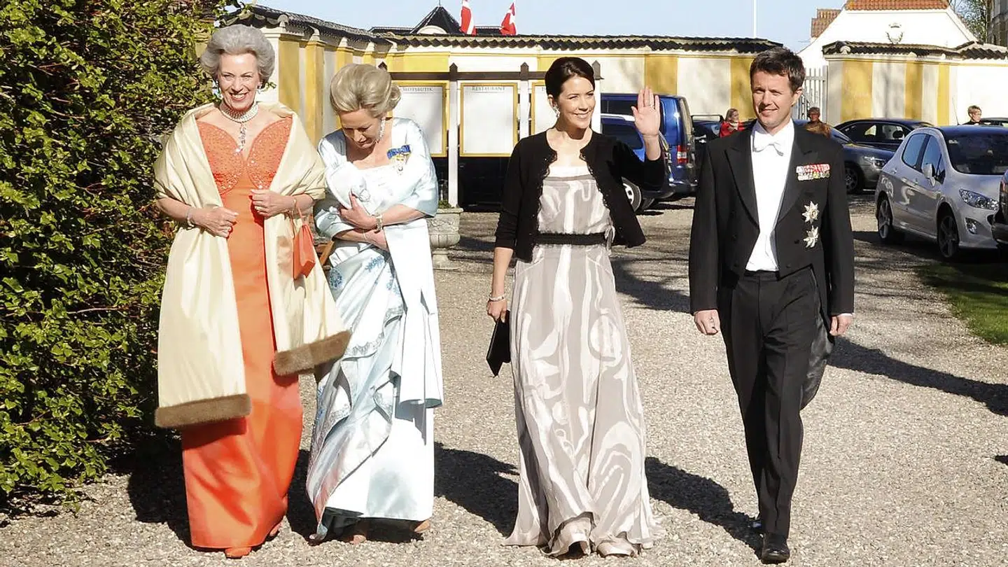 Der har flere gange været kongeligt besøg på Valdemars Slot. Her ses kronprinsparret og prinsesse Benedikte, da de var gæster ved Louise Iuel-Albinus bryllup.