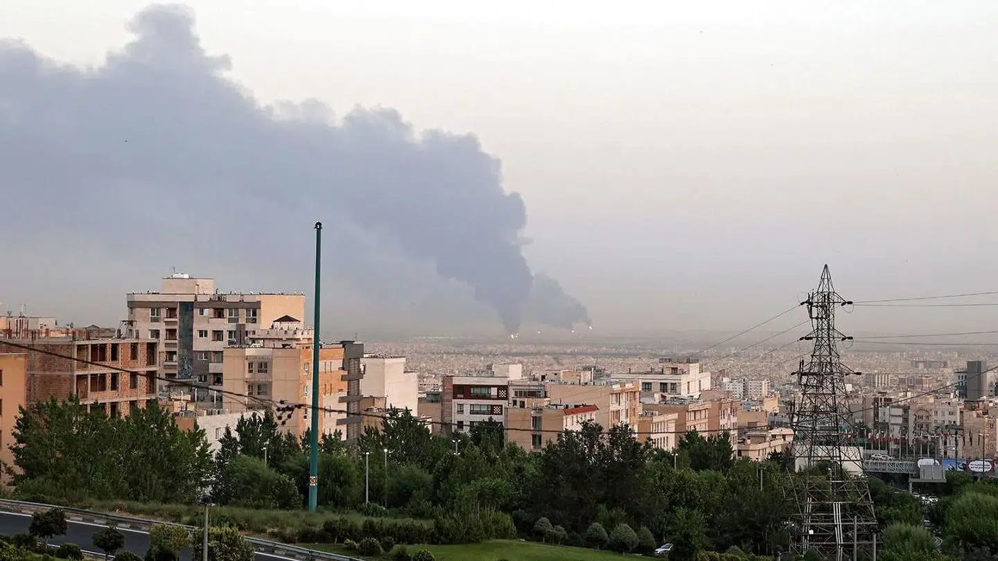 Røgsøjlen fra branden kan ses mindst 20 kilometer borte.