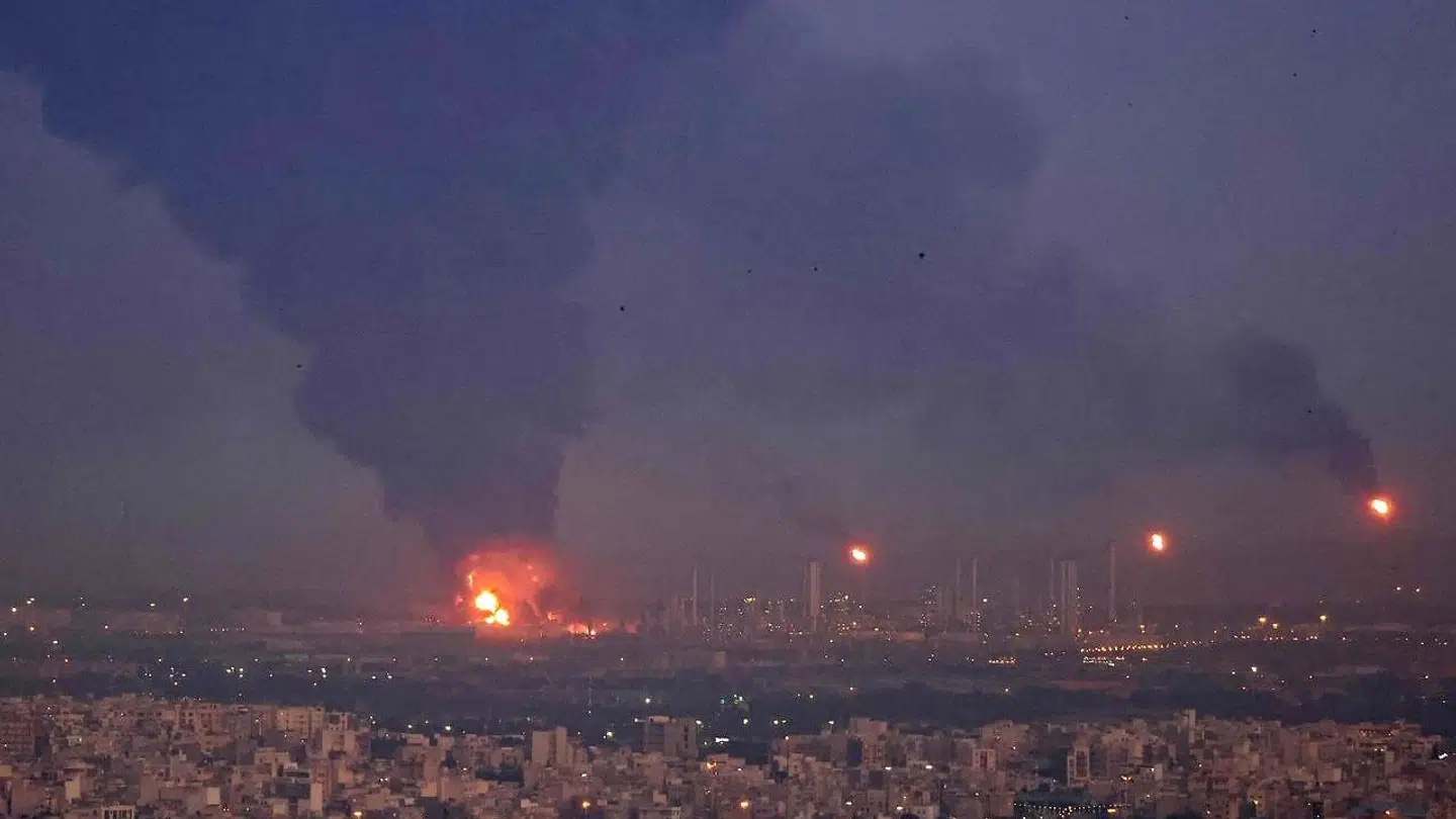 Branden på Tondguyan-raffinaderiet i den iranske storby Teheran.