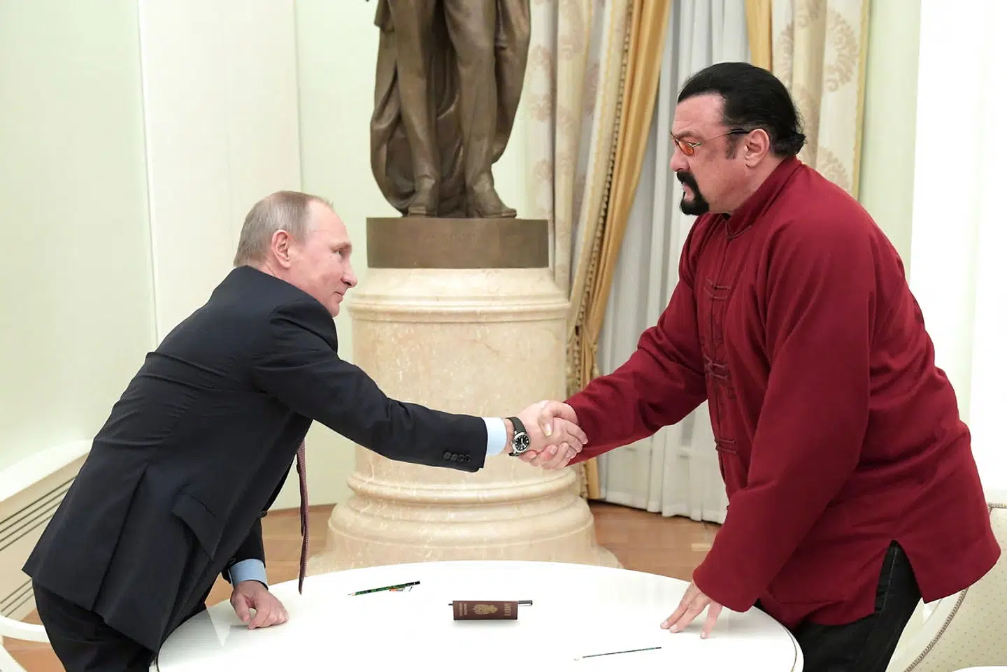 Her overrækker den russiske præsident sin ven et russisk pas.