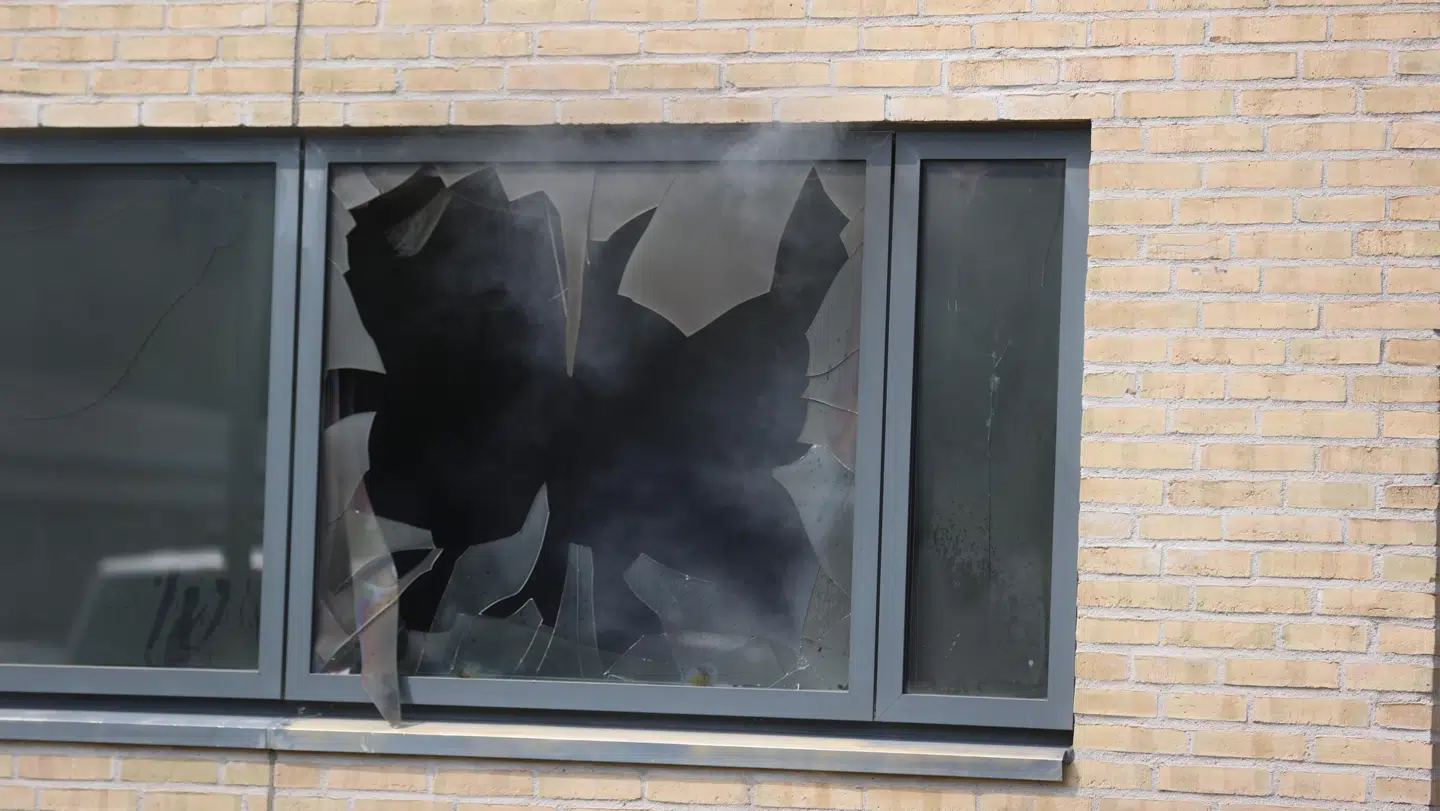 Sådan så den ødelagt rude ud efter eksplosionen.