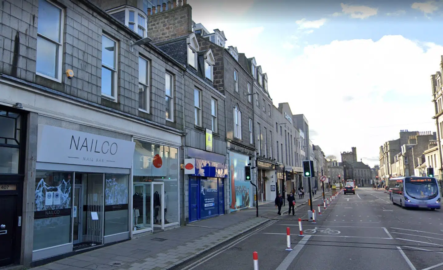 Det var her, at de to mænd smed en sofa fra taget af bygningen over på Nailco i Aberdeen. Uheldigvis ramte den en kvinde.