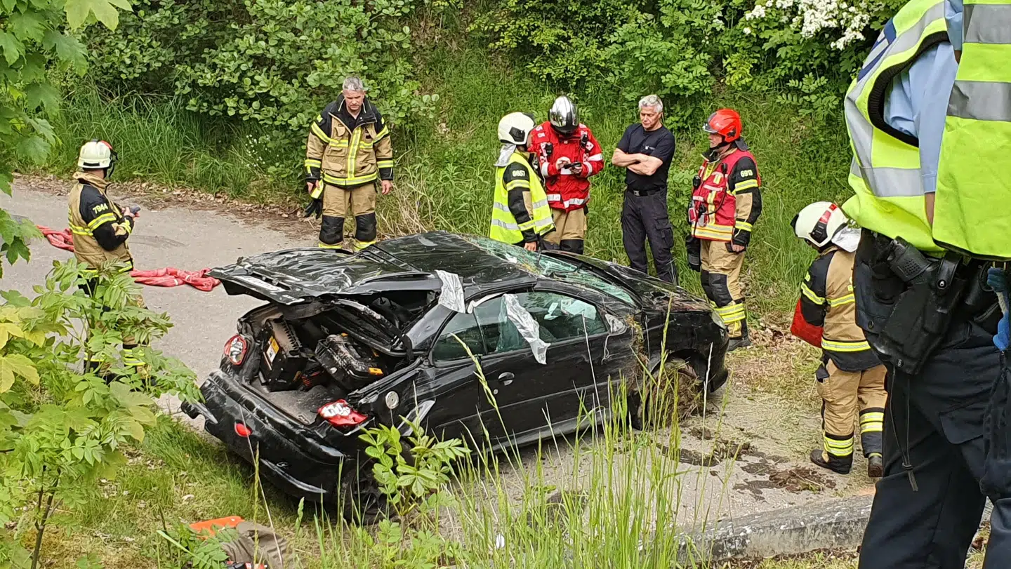 En bil kørte - uvis af hvilen grund - af vejen ved Helsinge onsdag formiddag.