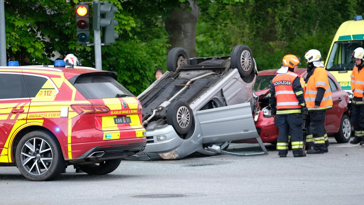 Politiet ved ikke, hvordan den ene bil endte på taget. Heldigvis kom ingen ifølge politiet alvorligt til skade. (Foto: Byrd)