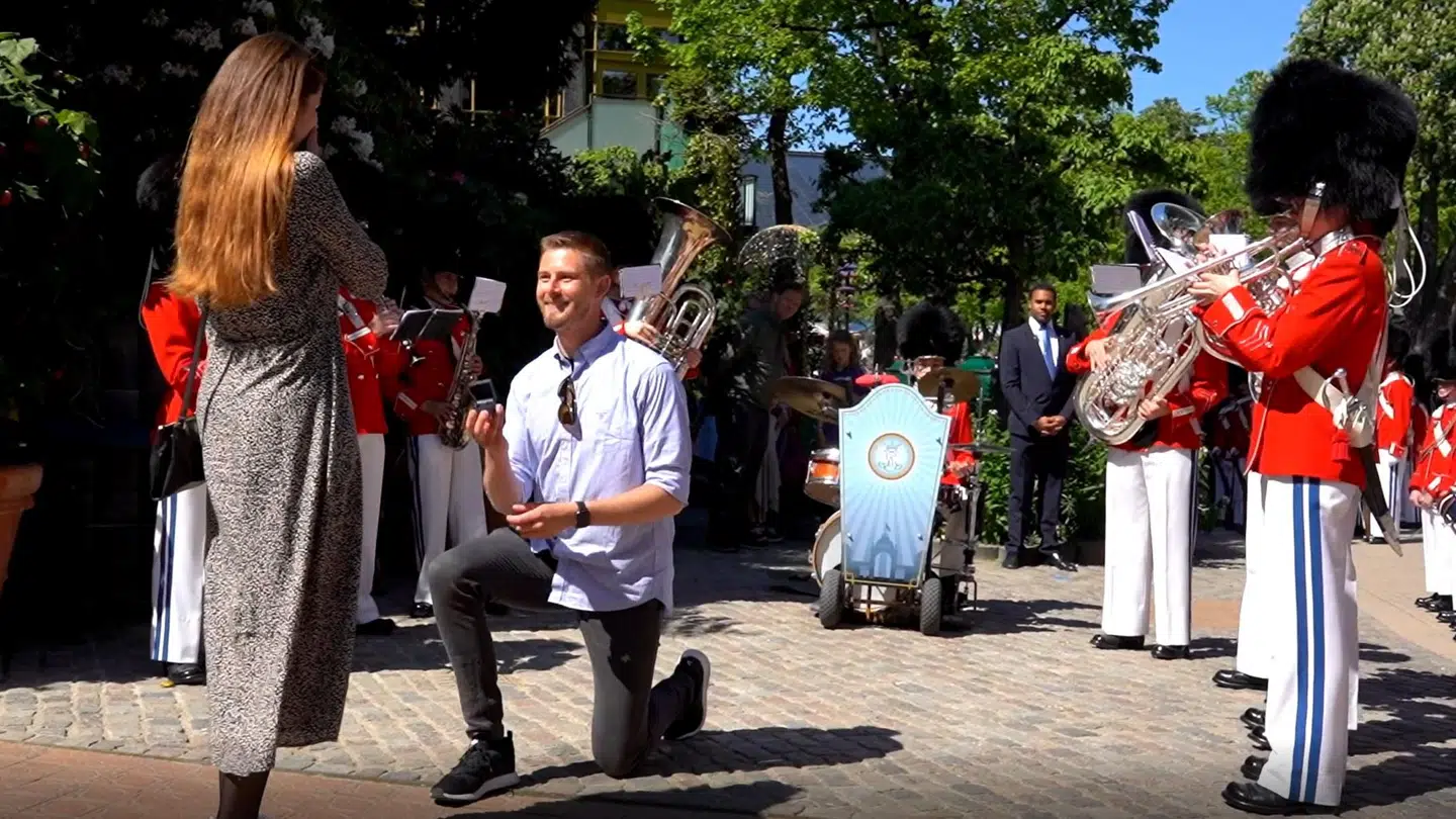 Se hele det romantiske frieri i videoen øverst i artiklen