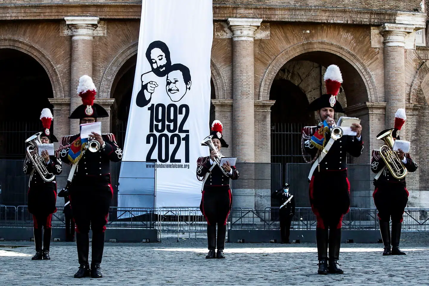 Et banner mindes Giovanni Falcone and Paolo Borsellino, to dommer der blev dræbt af mafiaen i 1992.