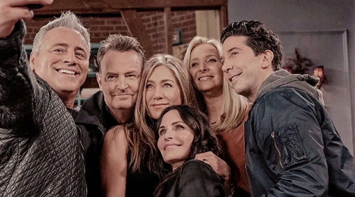 Hovedrollerne tager en selfie i 'Friends: The Reunion'.