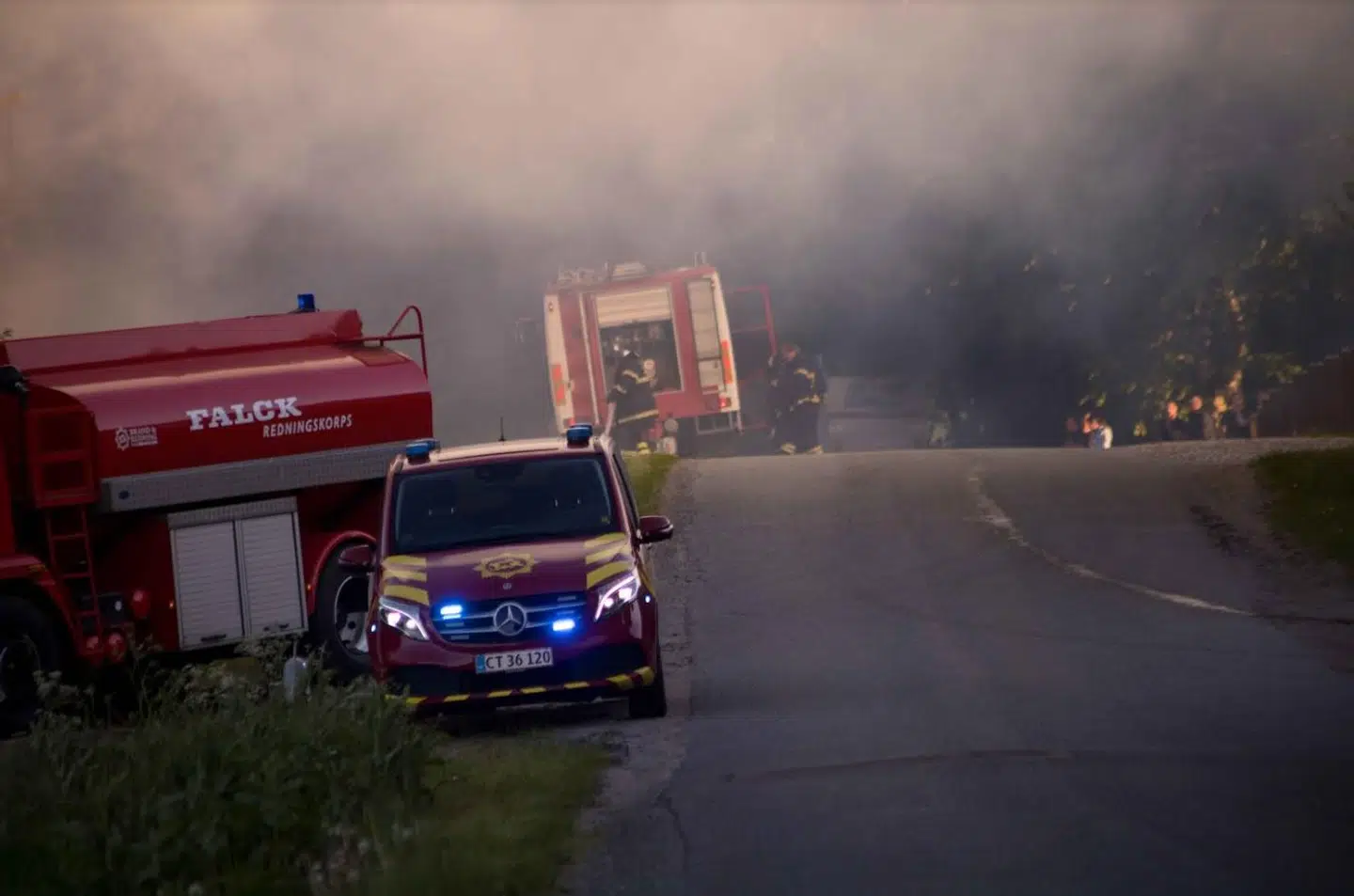 Brandvæsenet kæmper med brand i lade i Bording i Midtjylland.