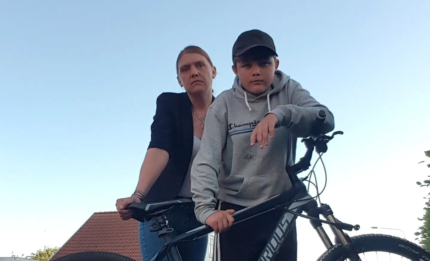 Sander husker, at det var en grå bil. Men mere så han ikke, før bilen var kørt videre.