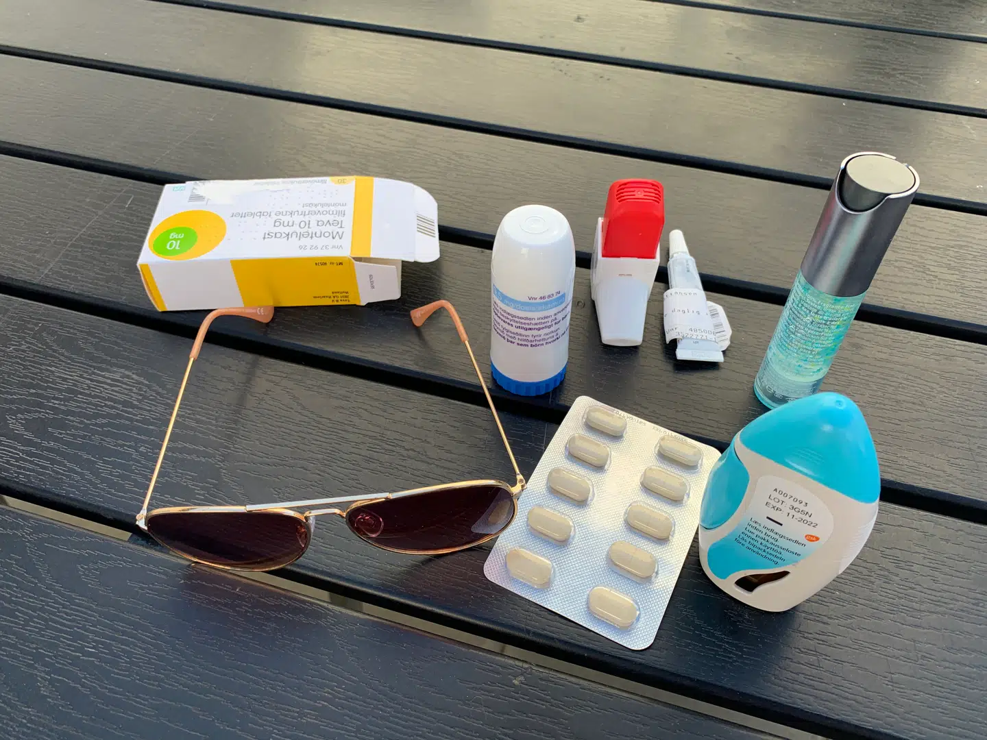 Arsenalet af medicin er altid indenfor rækkevidde. Udover dét, fotoet viser, bruger Lasse Voigt bl.a. også yderligere en salve, når de allergiske anfald bliver for slemme. Foto: Jens Anton Havskov