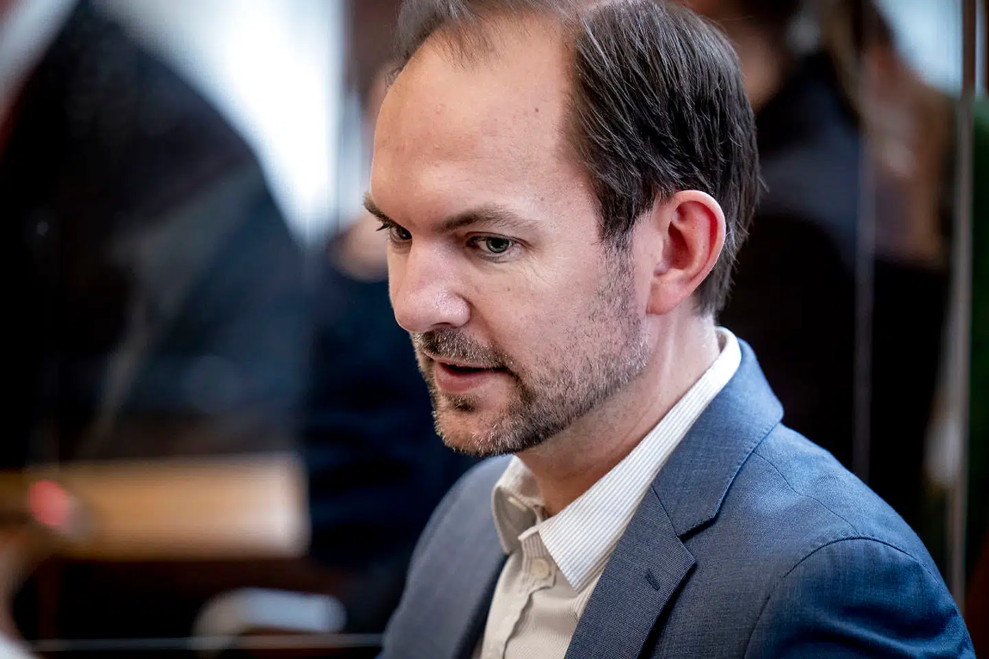 Socialdemokraternes Jeppe Bruus forklarer, at regeringen ikke kan garantere, at de fem personer, som er dømt for terror og bor på Kærshovedgård, ikke begår en terrorhandling på dansk jord.