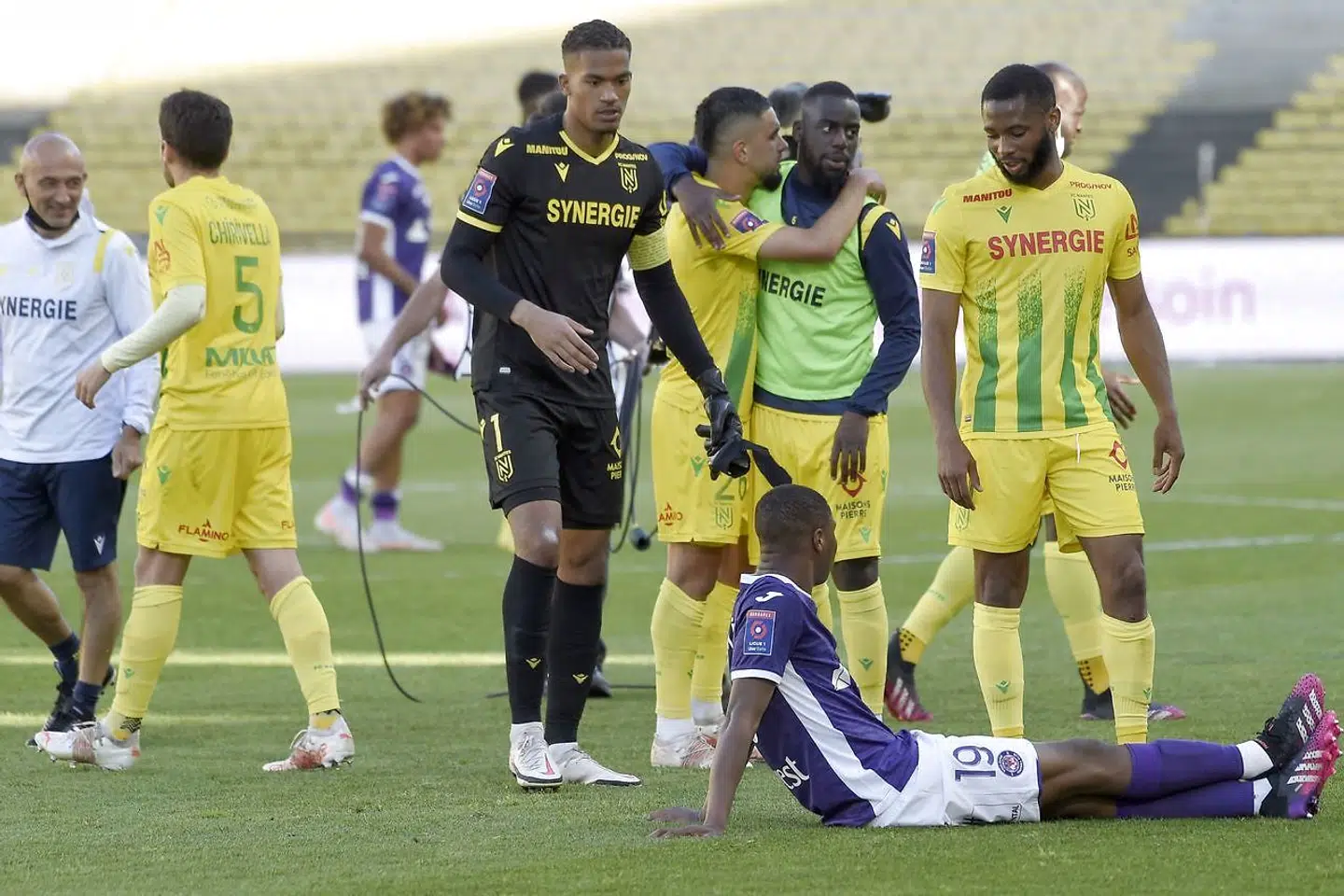 Nantes' players react at the end of the at the end of the playoff football match between Nantes (FC Nantes) and Toulouse (TFC) at La Beaujoire stadium in Nantes, western France on May 30, 2021. (Photo by Sebastien SALOM-GOMIS / AFP)