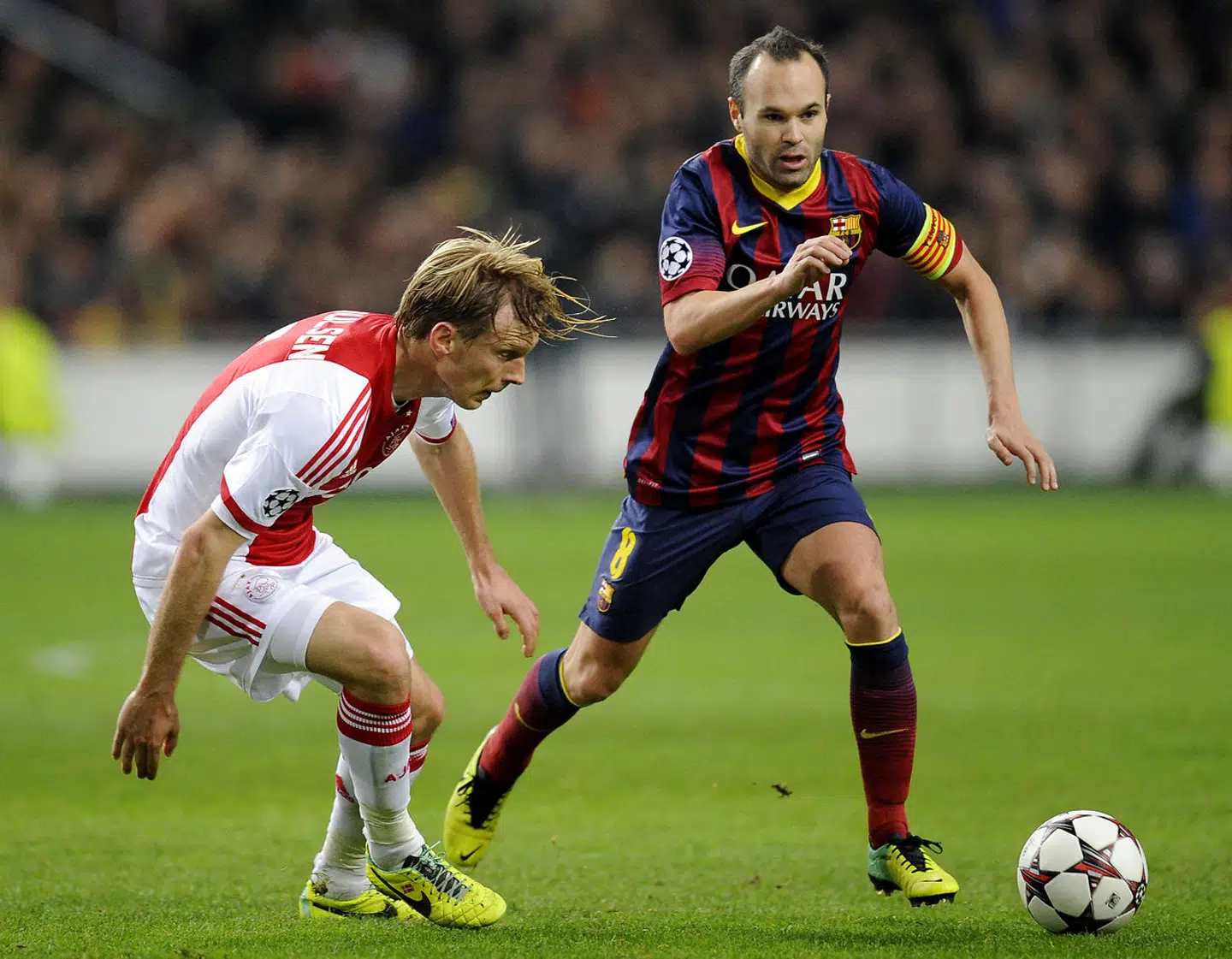 Her ses Christian Poulsen spille en kamp for Ajax mod Aspanske Andres Iniesta fra FC Barcelona.