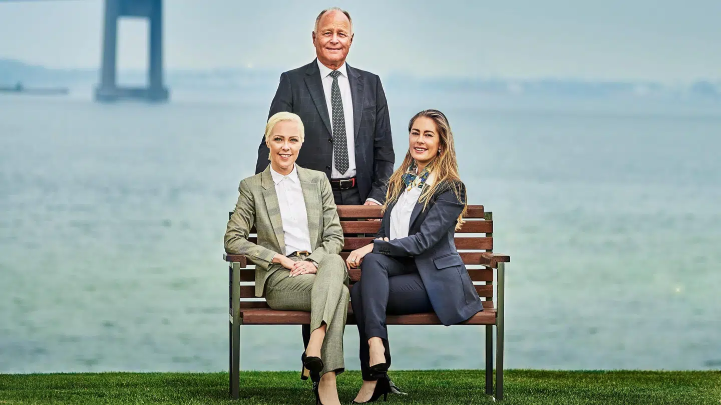 Torben Østergaard-Nielsen fotograferet med sine to døtre, som begge er en del af firmaet.