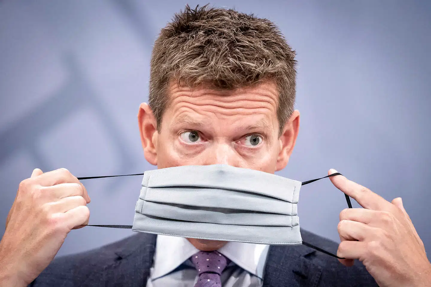 Sundhedsstyrelsens direktør, Søren Brostrøm, demonstrerede, hvordan man tager mundbind på under et pressemøde om covid-19 i Statsministeriet i København, lørdag den 15. august 2020. Nu har Sundhedsstyrelsen vundet en sprogpris.