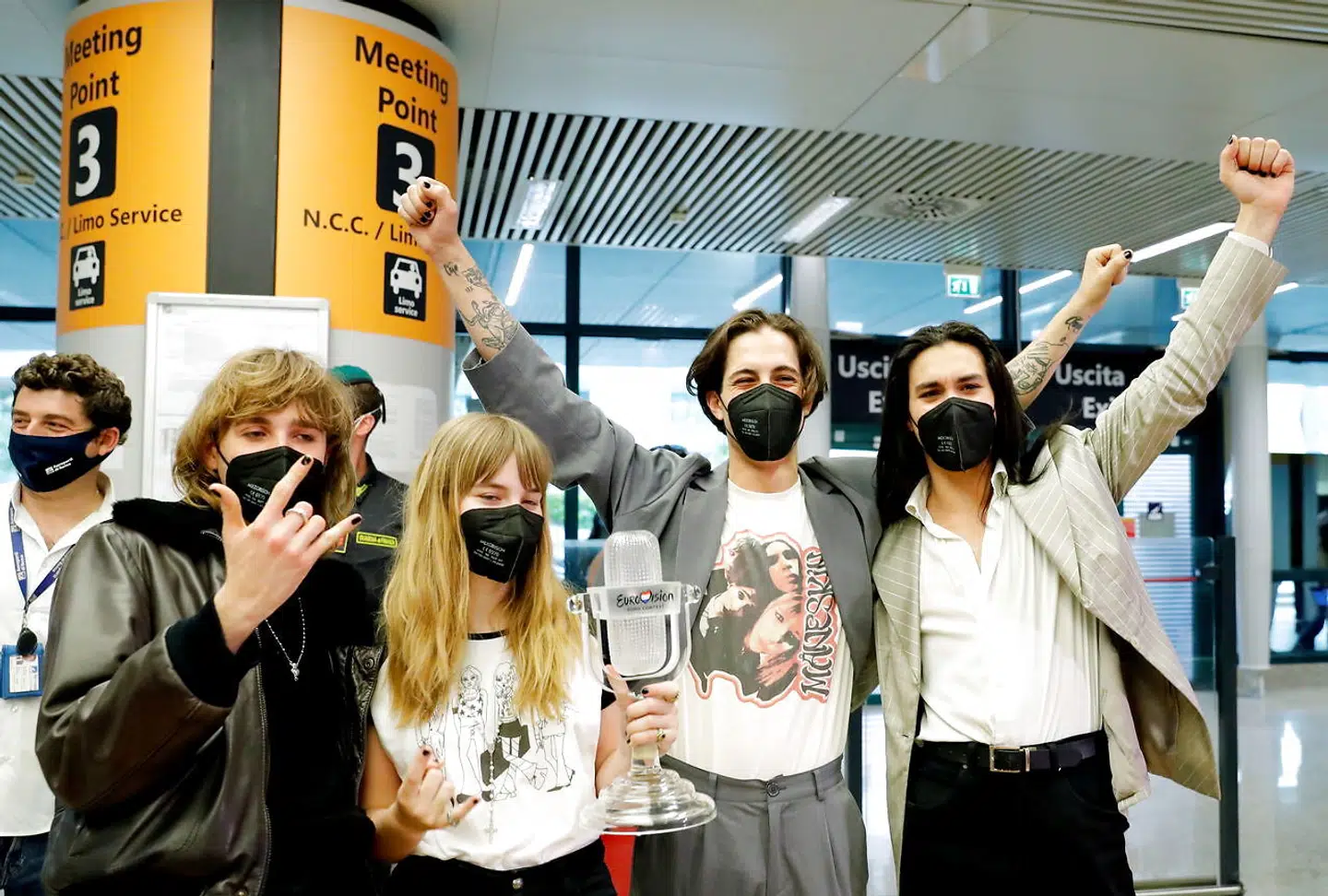 Italienske Måneskin poserer i lufthavnen dagen efter deres sejr i Holland.