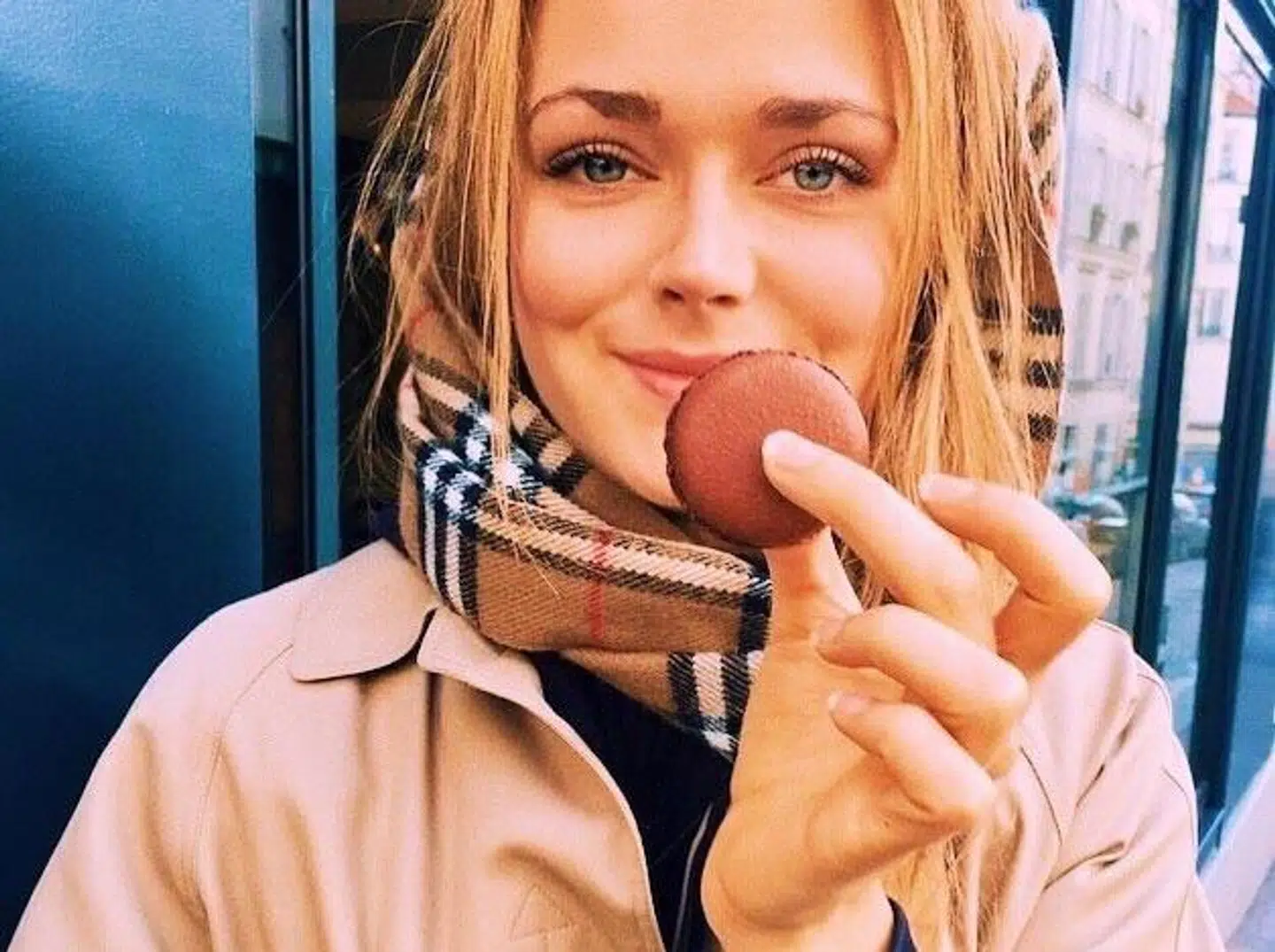 En glad Ida med en macaron.