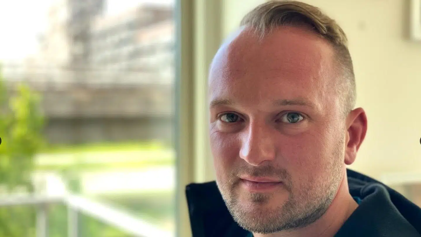 Selvom Jesper Jørgensen ikke ved, hvornår han ser sine piger igen, så sørger han stadig for at have tøj i de rigtige størrelser, hvis de nu skulle komme en dag. Foto: Mikkel Eskelund